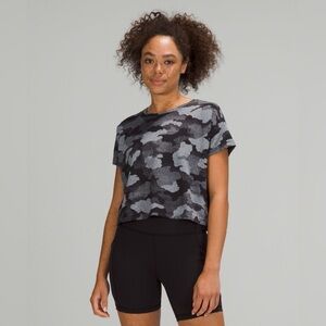 Lululemon Cates Training Crop Tee in Heritage Speckle Camo Black Rhino Grey Sz 4